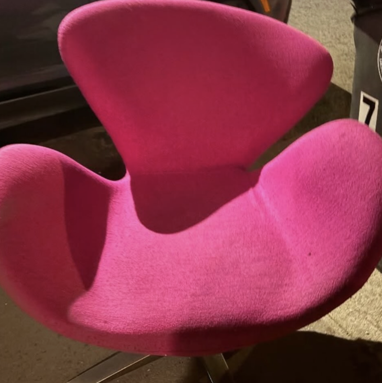 Hot pink swan lounge chair